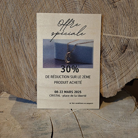 Carte en bois promotionnelle pour une boutique de bijoux